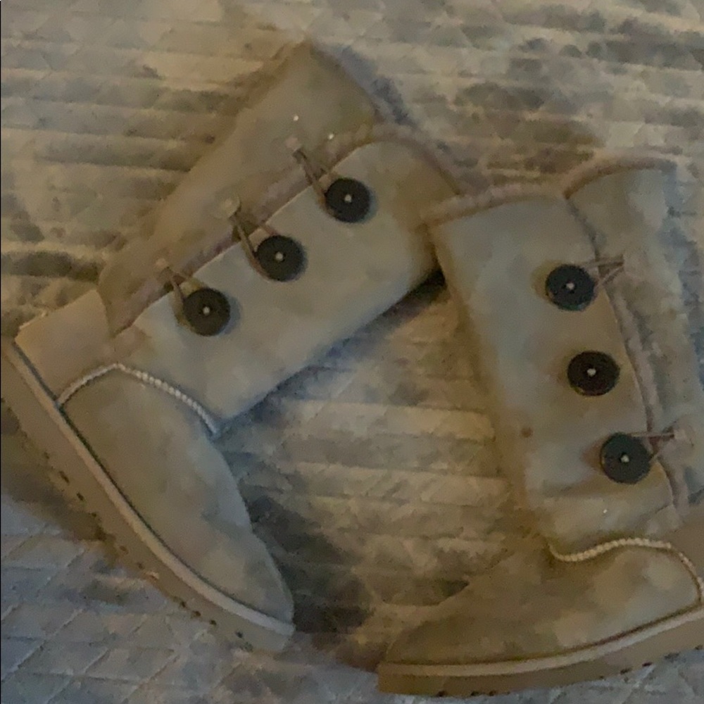 UGG